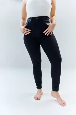 The Miracle Skinny Jean in Black